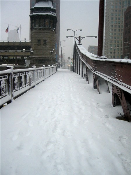 Like I said, there wasn't a person to be found in the whole loop. Shot with my Canon S200.