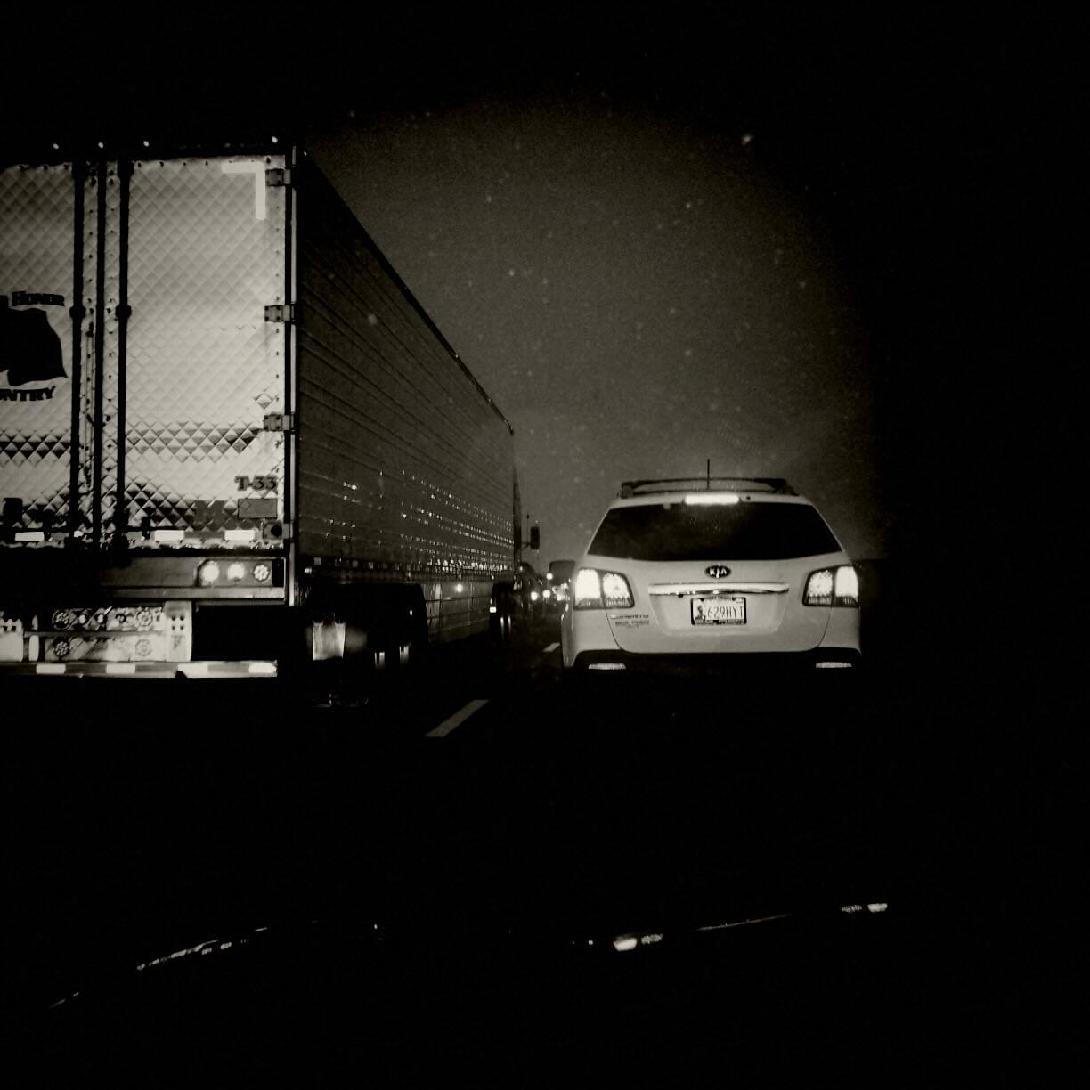 B&W photo of heavy traffic.